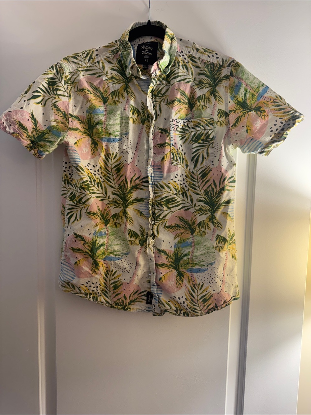 Artistry in Motion | Tropical Print Short-Sleeve Shirt - Green/Pink | Medium
